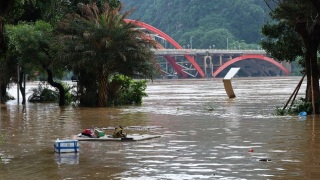 受降雨影響-內地27條河流發生超警以上洪水