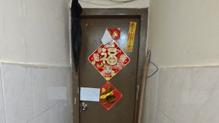 越南婦失蹤-涉事劏房解封大門貼符咒-街坊樓下路邊放祭品