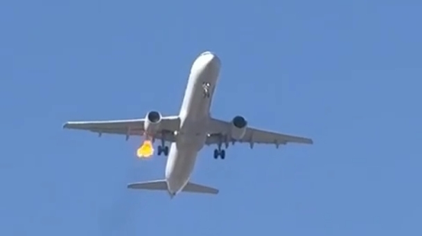 有片｜美航客機起飛後引擎爆火花冒濃煙　緊急返航未有人員傷亡
