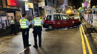 電召的士中環接錯客司機促落車-三男不滿施襲的士失控撞欄
