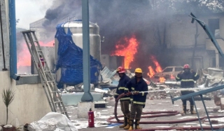 有片-印度一化工廠爆炸起火-釀至少10死20傷