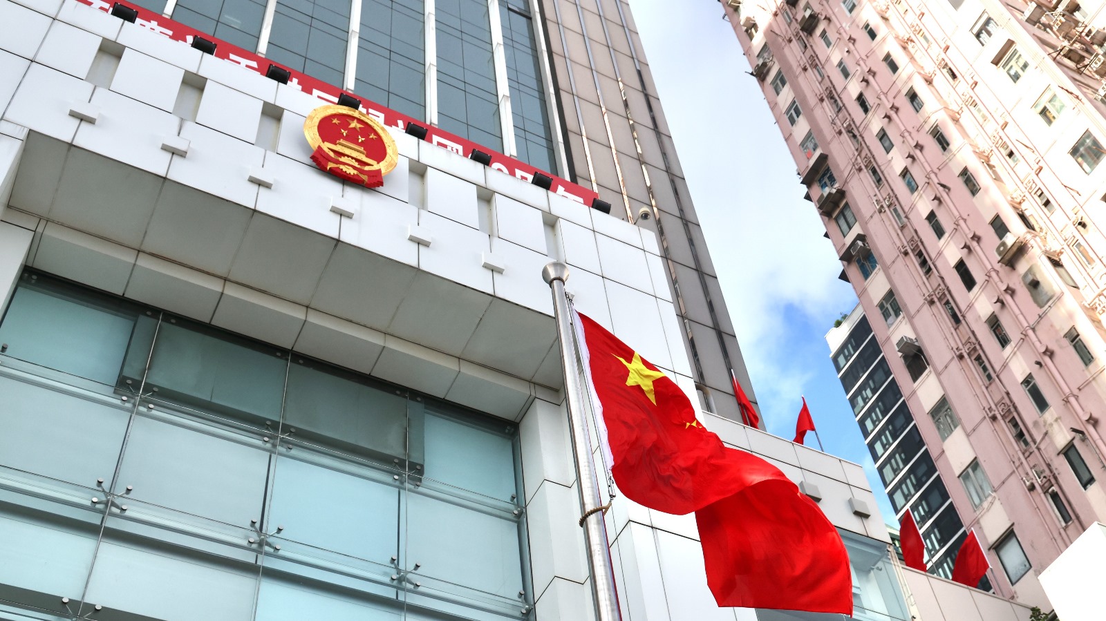 有片 | 中聯辦舉行升旗禮　慶祝香港回歸祖國28周年