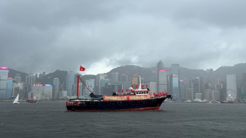 有片‧回歸28周年｜28艘大型漁船維港巡遊慶回歸　吸引大批巿民觀看