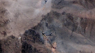 伊朗衝突-衛星顯示伊核設施遭空襲後仍持續作業-挖掘機和車輛清晰可見
