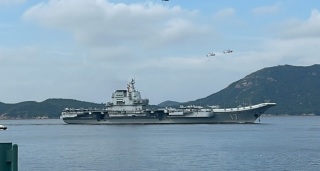 山東艦訪港-大批巿民海怡半島-霸靚位-遠眺航母編隊-有人揮動國旗歡迎