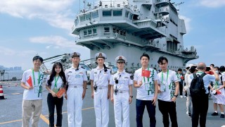 山東艦訪港激發愛國熱情-港雋青年學生現場體驗航母雄姿
