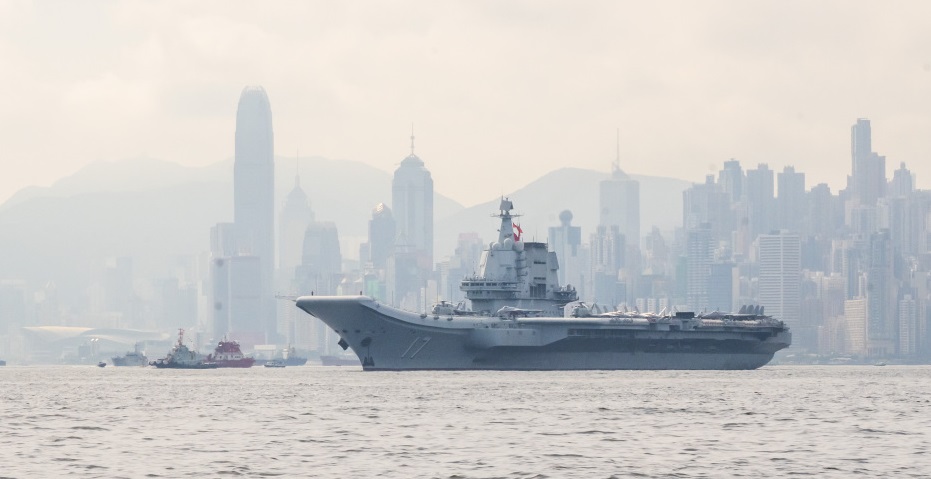 有片‧山東艦訪港｜林鄭、陳國基及陳茂波上艦參觀：覺得非常激動為國家感到很自豪