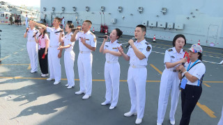 山東艦訪港-先進艦載機有型吸睛-市民與官兵合唱打成一片