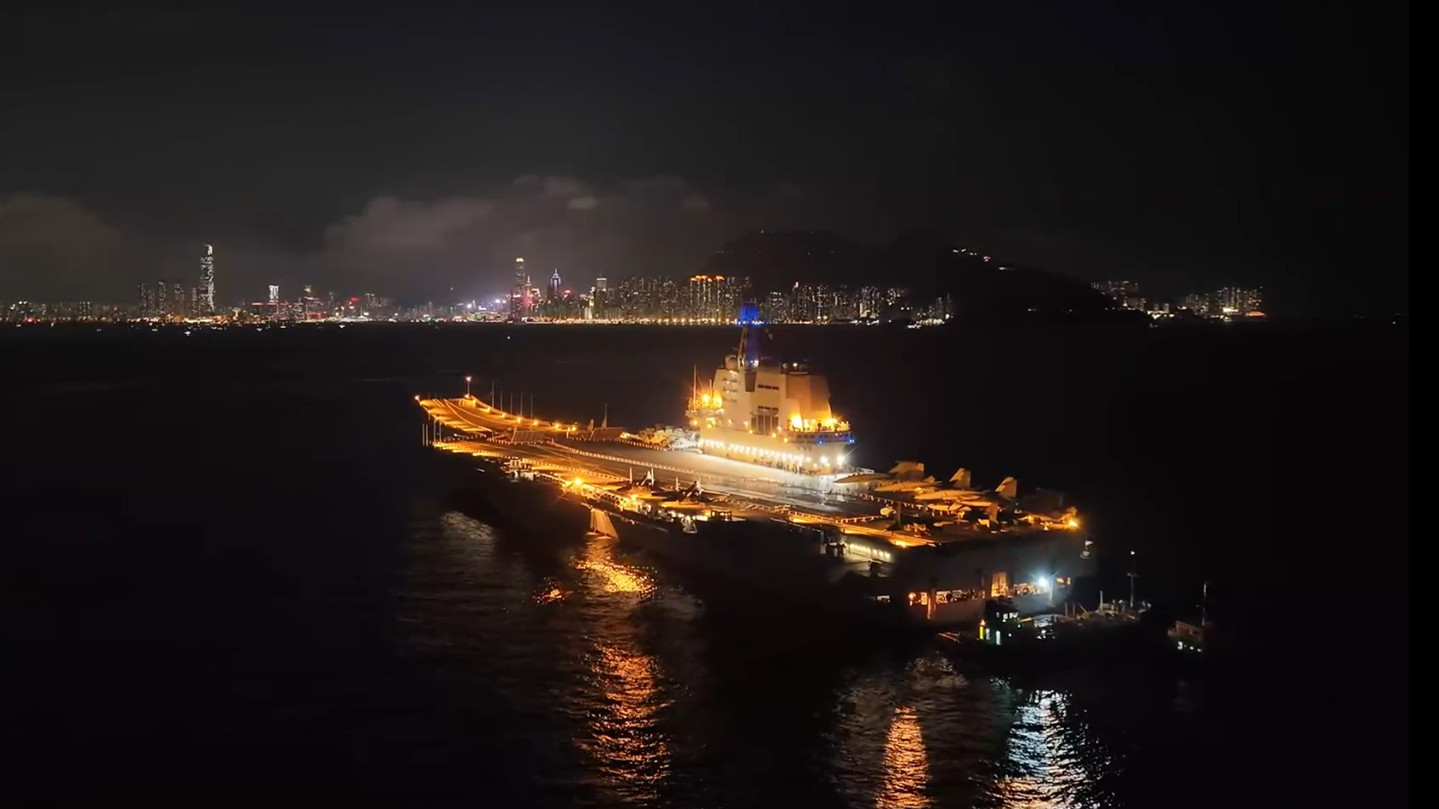 有片‧山東艦訪港｜夜泊維港波光粼粼　與都市燈火共繪海上夜景圖