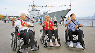 山東艦訪港-東江縱隊老戰士登艦參觀-對祖國海軍如此強大深感振奮