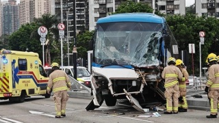 沙田旅遊巴失控撞欄車頭玻璃碎裂-途徑單車男被碎片割傷送院