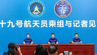 神十九乘組回地球後首次公開亮相-3名航天員正為恢復訓練做準備