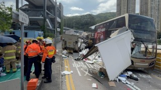 藍田巴士與貨車迎頭相撞--至少12人受輕傷