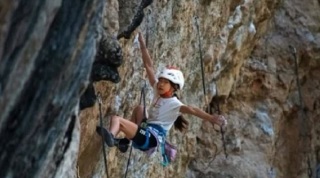 為港增光-9歲港將戚鉦溵完成西班牙高難度攀岩路線-成路線最年輕者已申世界紀錄