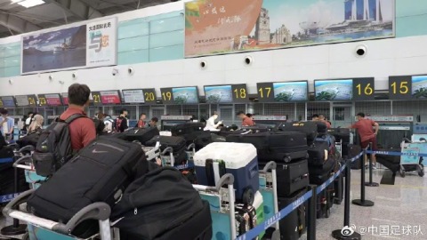 ​國足回應東亞盃「行李多」爭議：51人團隊托運140件必要物資
