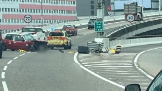 交通意外-紅的青葵公路自炒撞欄-司機受傷送院治理
