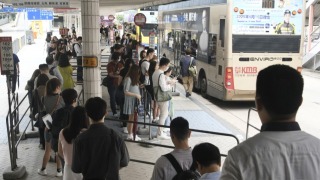 日校今日停課惟-天氣不似預期--大批家長網上留言炮轟天文台