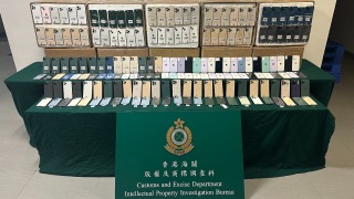 海關港珠澳大橋檢獲約八百件懷疑冒牌電話-62歲男司機被捕