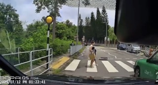 有片-馬路核彈-屯門的士逆線衝斑馬線險撞母子-46歲司機涉危駕被捕