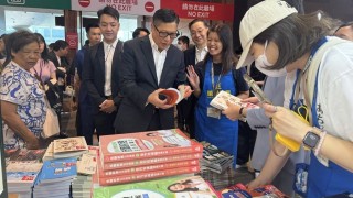 局長書單-鄧炳強逛書展首試VR沉浸式閱讀-向市民推薦心頭好