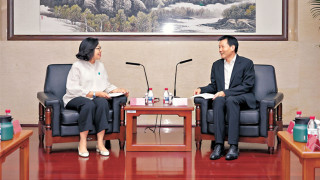 徐啟方在京會見麥美娟一行-聽取匯報民青局工作