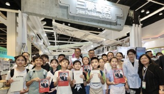 政情-陳茂波陪小學生逛書展-勉勵學生要喜愛閱讀