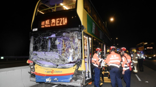 北大嶼山公路巴士與工程車夜晚相撞-致22人輕傷