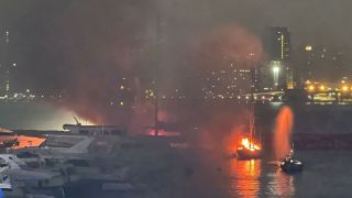 銅鑼灣避風塘三艘船起火-焚燒三個多小時後救熄-5人被救沒有受傷