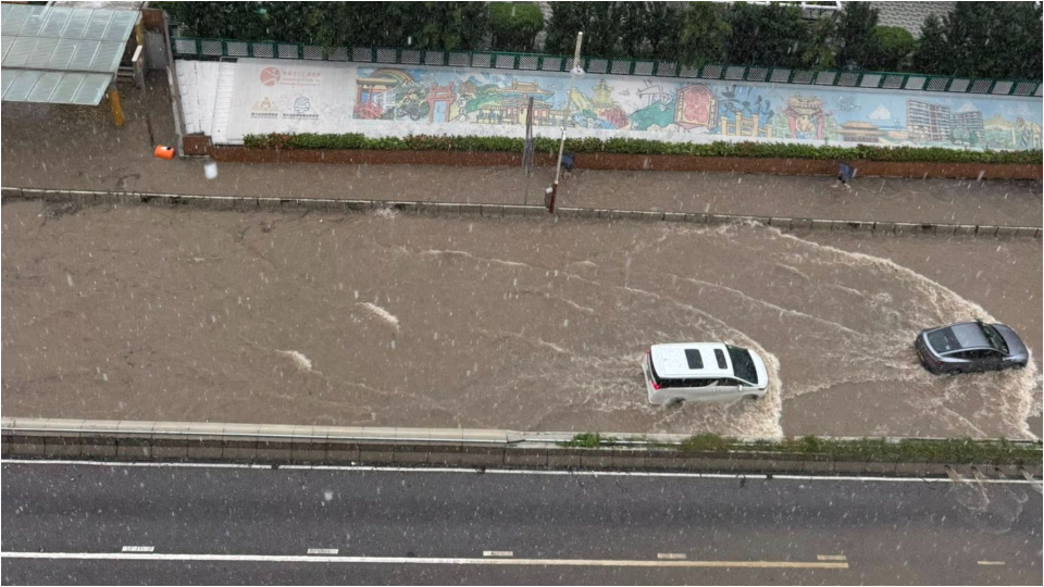 颱風韋帕丨多區出現嚴重水浸　部分行車線已封閉
