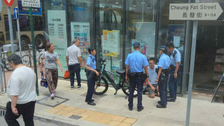 長沙灣男子疑踩電動單車送外賣違例-遇警截查跪地終被捕