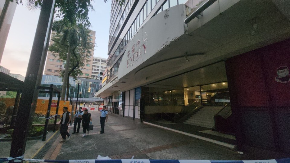 尖沙咀加連威老道凌晨十多人持刀混戰　一男子手臂受傷送院