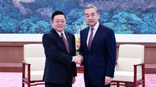 王毅晤東盟秘書長高金洪-強調共同應對地區挑戰及和平解決泰柬衝突