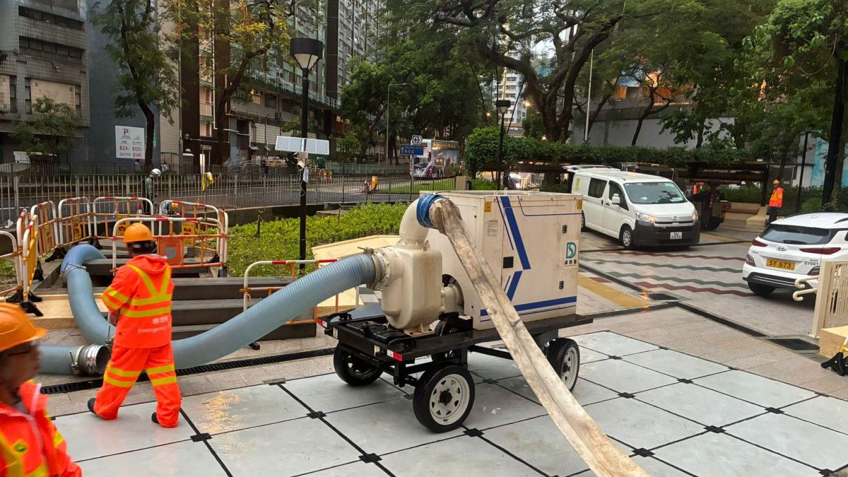 有片｜黑雨一周二度突襲歷時兩句鐘　逾110應變隊出動水浸快來快退