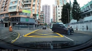 熱話-女子元朗-行馬路-遭七人車撞倒兼打觔斗-網民斥雙方都-唔睇路