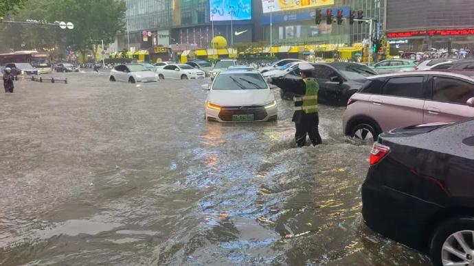 有片｜河南鄭州大暴雨致水浸　大巴水中「開路」輪胎被淹
