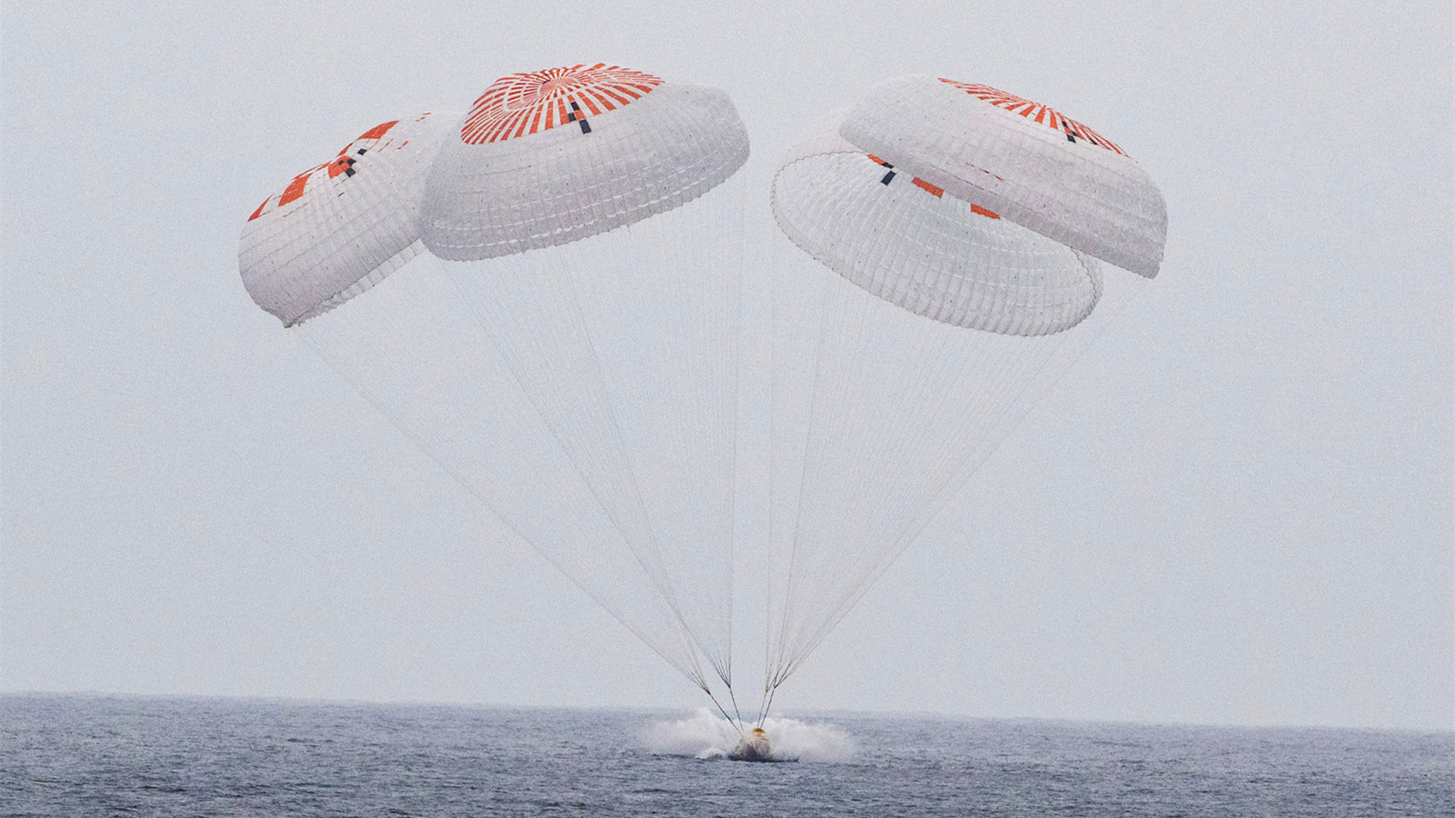 有片｜4太空人駐留國際太空站5個月　搭SpaceX龍飛船返地球