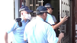 85歲婦與48歲兒子倒斃長沙灣道單位-警方在涉案大廈天台拘一女子列謀殺案