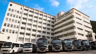 工業意外-玫瑰崗學校小學部升降台故障從20米高下墜-64歲男工受傷送院