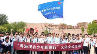 粵港澳青少年新疆行-文體交流活動舉行-不同民族青少年表演才藝交流球技