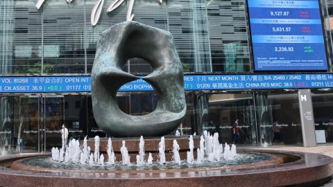 恒指季檢結果出爐--寧德時代老鋪黃金等染藍-成份股增至90隻