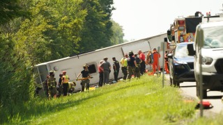 紐約州旅遊巴高速公路失事致5人死-車上大多為亞洲遊客