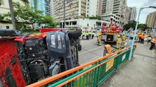 交通意外-屯門鳴琴路消防車與私家車相撞後翻側-至少7人傷包括5名消防員