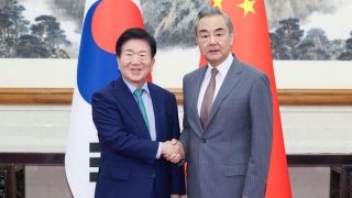 王毅會見南韓總統特使朴炳錫-韓方指新政府願推動中韓關係重回正軌