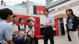 抗戰勝利80周年-特首參觀香港抗戰及海防博物館展覽-向學生講解抗戰歷史