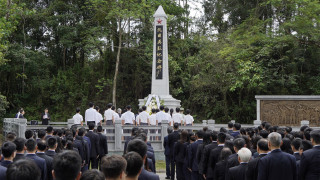 中央駐港機構和駐港中資企業代表瞻仰祭掃香港抗日英烈紀念碑