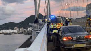 男司機昂船洲大橋跳橋-救起送院搶救不治