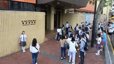 運輸署籲學生明日開學預早出行以免延誤-過馬路不應玩手機