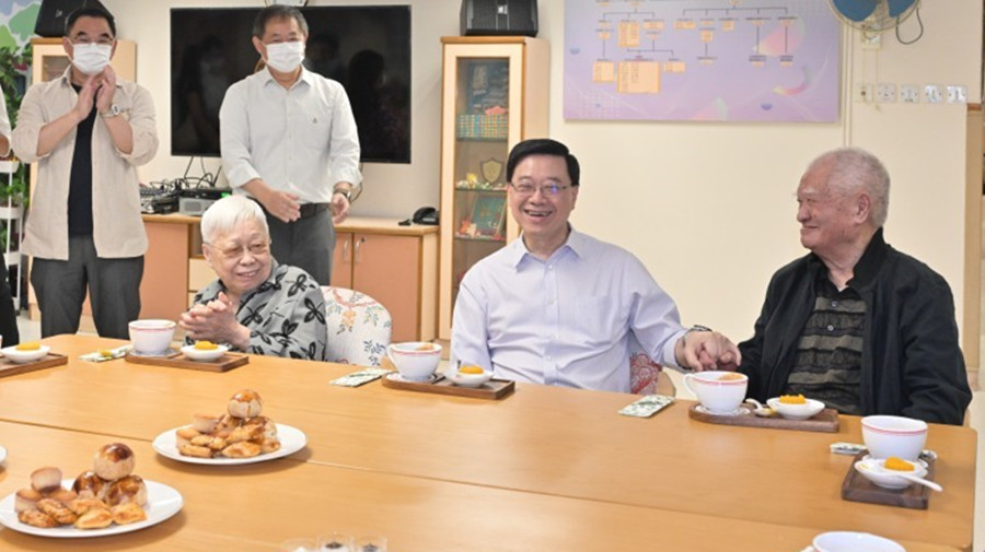 有片｜落區遇106歲麻將高手　李家超：我同你可能係對手