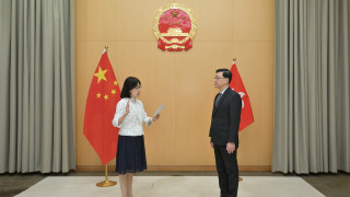 鍾麗玲續任私隱專員-宣誓擁護基本法及效忠香港特區