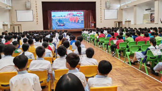 抗戰勝利80周年-圖集-新界校長會組織30所學校逾6000人觀看閱兵直播-老師現場進行講解